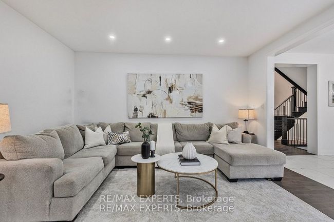 1411 Lobelia Cres, House other with 5 bedrooms, 4 bathrooms and 2 parking in Milton ON | Image 4