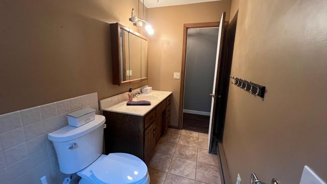 Upper Bathroom | Image 16