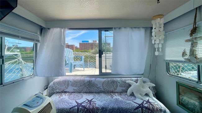 Bedroom with multiple windows | Image 7