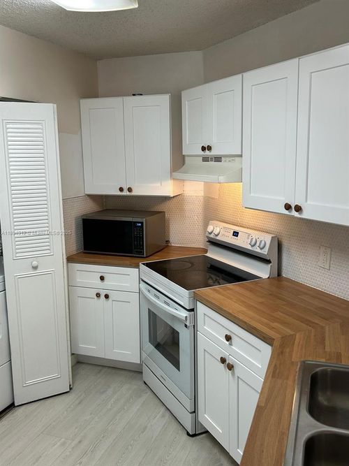 apt-112-6280 Nw 186th St, Hialeah, FL, 33015-6061 | Card Image