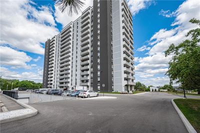 1008 - 2055 Upper Middle Rd, Condo with 3 bedrooms, 2 bathrooms and 1 parking in Burlington ON | Image 2