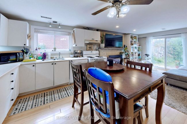 B - 39 Portland Cres, Home with 2 bedrooms, 3 bathrooms and 2 parking in Newmarket ON | Image 10