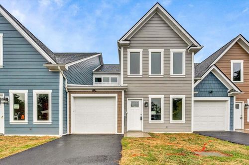 132 W Calhoun St, Salem, VA, 24153-3671 | Card Image