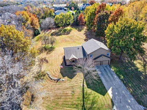 3725 W 179th Ter, Stilwell, KS, 66085-8802 | Card Image