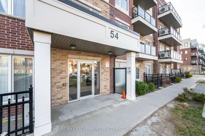 105 - 54 Sky Harbour Dr, Condo with 1 bedrooms, 1 bathrooms and 1 parking in Brampton ON | Image 2