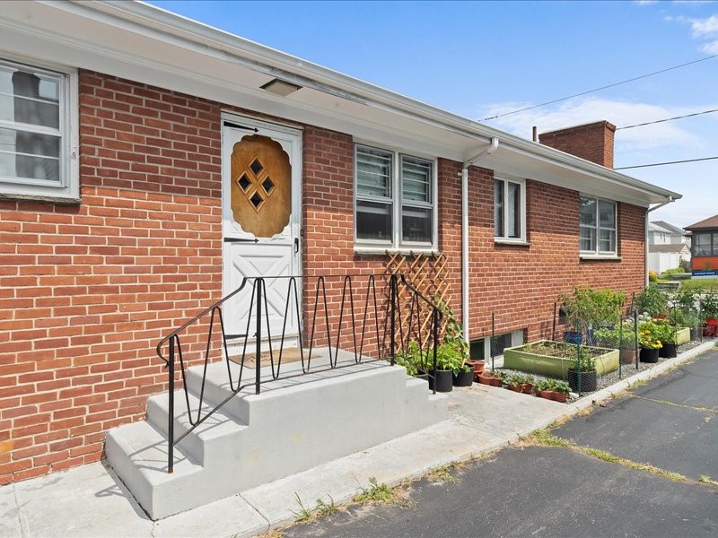 Liverpool Ave, Pawtucket, RI 02861