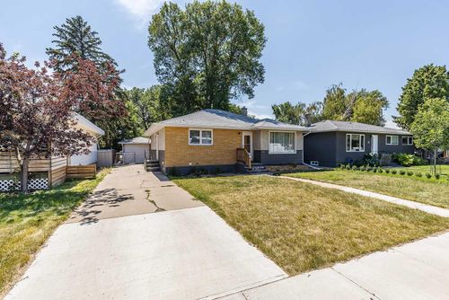 549 2 St Nw, Medicine Hat, AB, T1A6K2 | Card Image