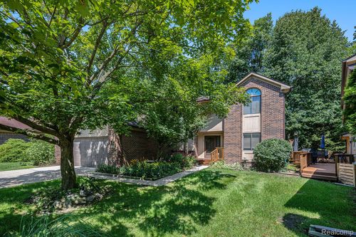 7446 Pepper Crk, West Bloomfield, MI, 48322-1072 | Card Image