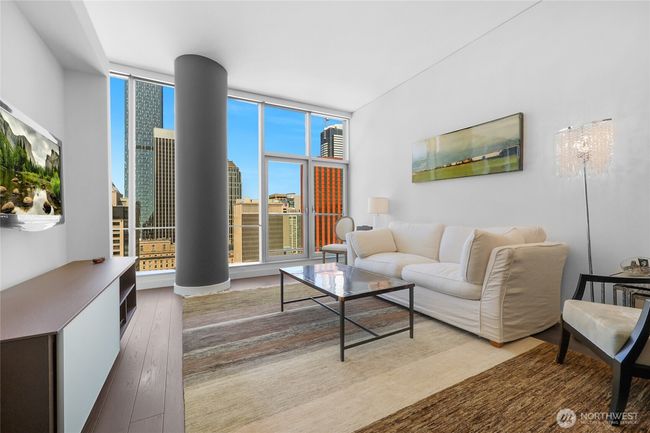 Living area. | Image 10