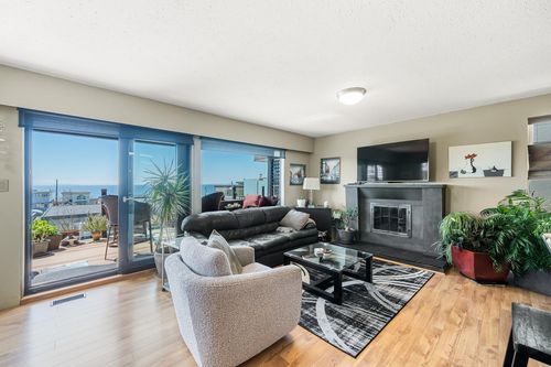15556 Columbia Avenue, White Rock, BC, V4B1K4 | Card Image