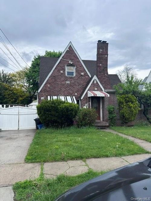 3 Flint Flint Ave, Hempstead, NY, 11550-7107 | Card Image
