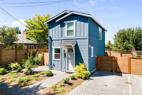 9061 Meridian Pl N, Seattle, WA, 98103-4152 | Card Image