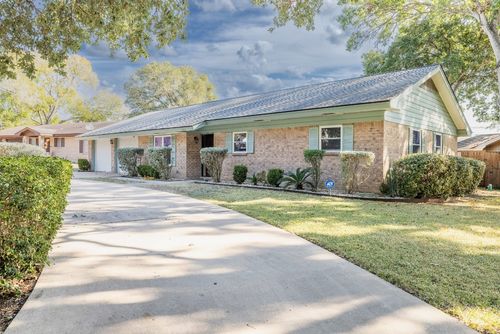 1833 Contour Dr, Gonzales, TX, 78629-4303 | Card Image