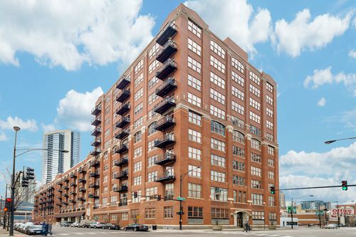 2f-360 W Illinois Avenue, Chicago, IL, 60654 | Card Image