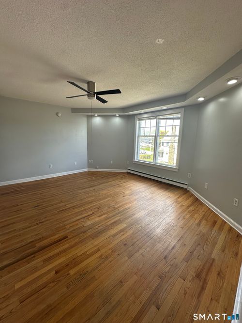 2-196 Ocean Ave, New London, CT, 06320-4832 | Card Image