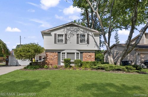 15785 Edgewood St, Livonia, MI, 48154-2314 | Card Image