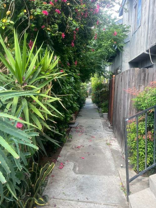 56-9332 Van Nuys Blvd, Panorama City, CA, 91402-1375 | Card Image