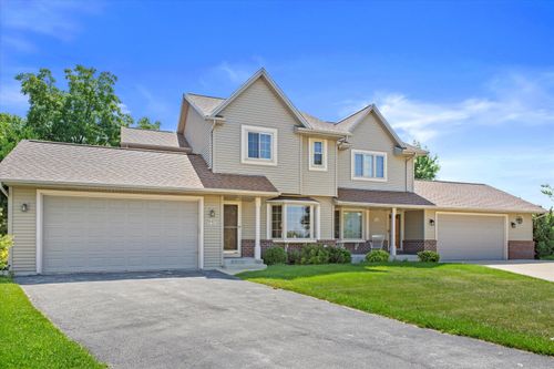 16721081 Scot Ct, Jackson, WI, 53037-9318 | Card Image
