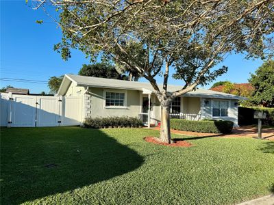 6611 Sw 8th St, House other with 4 bedrooms, 3 bathrooms and null parking in Pembroke Pines FL | Image 2