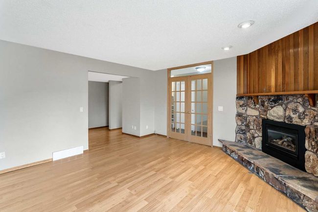 195 Deerbow Circle Se, House other with 3 bedrooms, 3 bathrooms and 2 parking in Calgary AB | Image 6