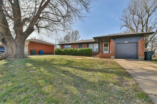 2105 Carpenter Dr, Midwest City, OK, 73110-7903 | Card Image