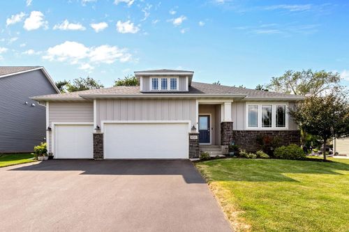651 Elizabeth Way, HUDSON, WI, 54016-5708 | Card Image