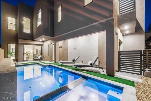 2824 Queens Courtyard Dr, Las Vegas, NV, 89109-1561 | Card Image