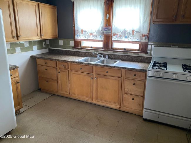 1320 8 Th Ave, Condo with 2 bedrooms, 1 bathrooms and 2 parking in Schenectady NY | Image 4