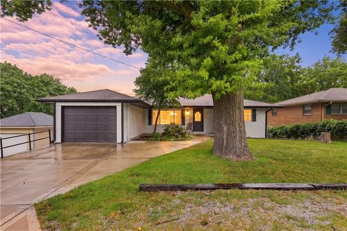 2806 N River Blvd, Independence, MO, 64050-1265 | Card Image