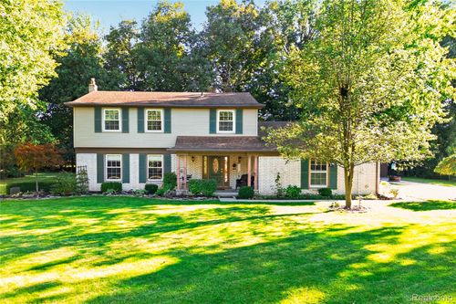 8841 Thorntree Dr, Grosse Ile, MI, 48138-1540 | Card Image