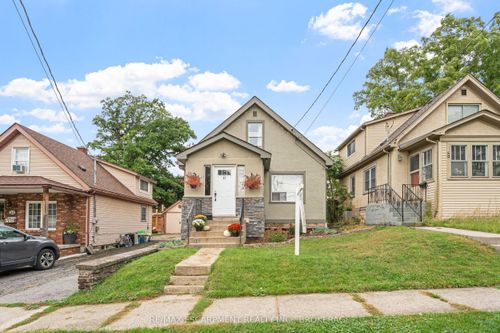 57 Carleton St N, Thorold, ON, L2V2A8 | Card Image