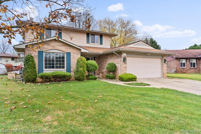 4812 Shoreline Court, Home with 4 bedrooms, 2 bathrooms and null parking in Waterford Twp MI | Image 2