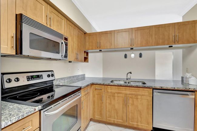 APT-302 - 6510 Emerald Dunes Dr, Condo with 2 bedrooms, 2 bathrooms and null parking in West Palm Beach FL | Image 14