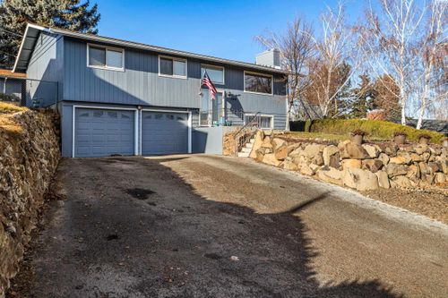 106 N 12th St, Selah, WA, 98942-1236 | Card Image