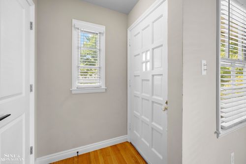 2106 Brys Dr, Grosse Pointe Woods, MI, 48236-1042 | Card Image