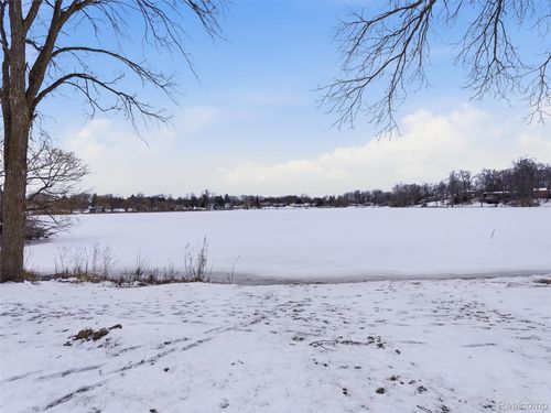 1393 Eden Gardens Dr, Fenton, MI, 48430-9623 | Card Image