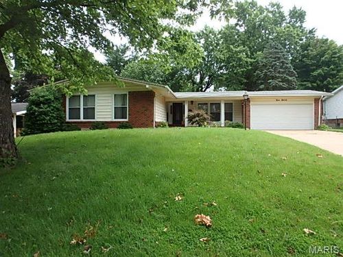 990 Saddle Dr, Florissant, MO, 63033-3737 | Card Image
