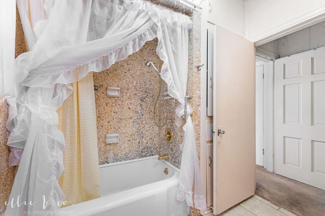 Front Bathroom | Image 20