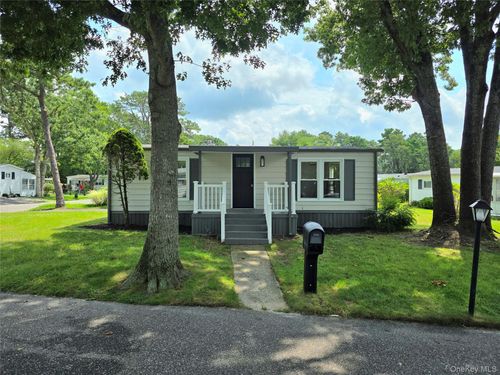 221-525 Riverleigh Ave, Riverhead, NY, 11901-3618 | Card Image