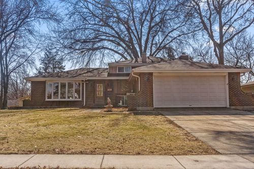 18W089 Claremont Dr, Darien, IL, 60561-3623 | Card Image