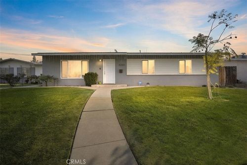3209 Idaho St, Bakersfield, CA, 93305-1635 | Card Image