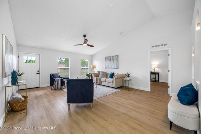 FRONT ENTRANCE AND LIVING ROOM | Image 9
