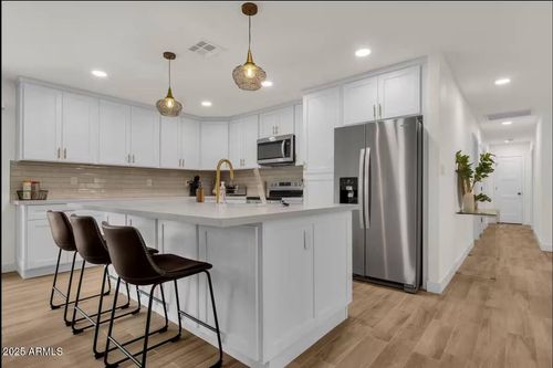 2452 E Manhatton Dr, Tempe, AZ, 85282-6052 | Card Image