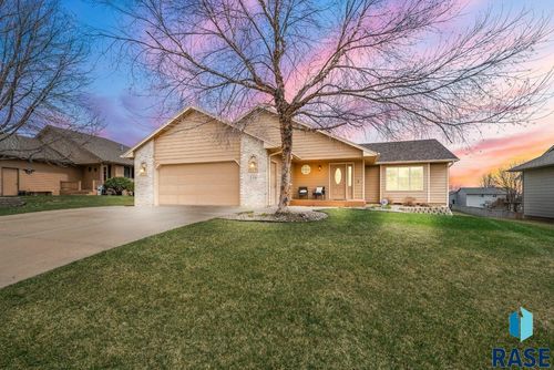 208 N Dewberry Ave, Sioux Falls, SD, 57110-1402 | Card Image