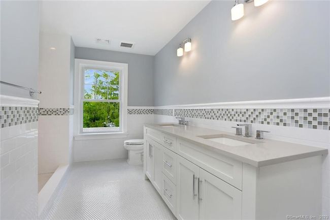 Hallway Bathroom | Image 14