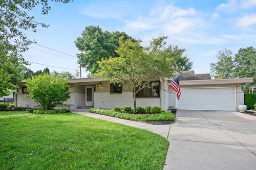 807 E Wahner Place, Bayside, WI, 53217 | Card Image