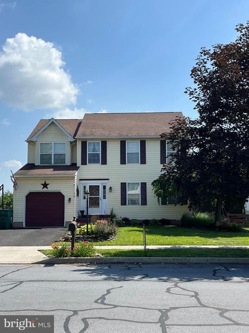 710 Penn St, PENNSBURG, PA, 18073-1121 | Card Image