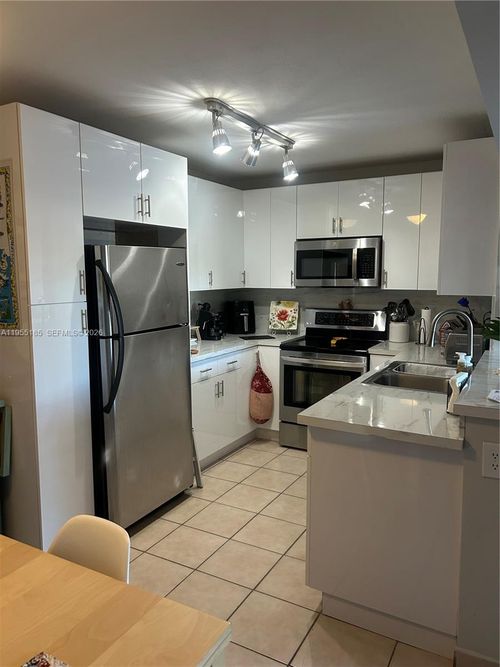 104-200 Palm Cir W, Pembroke Pines, FL, 33025-4619 | Card Image