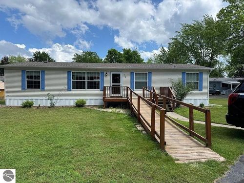 714 Golfview Cir, Elk Rapids, MI, 49629-9781 | Card Image