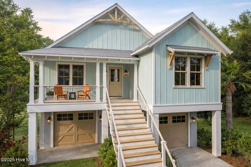 138 Ne 6th St, Oak Island, NC, 28465-6613 | Card Image